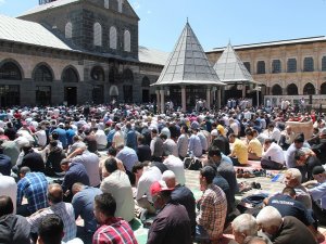 CUMA HUTBESİNDE KERBELA VE KÜDÜS VURGUSU