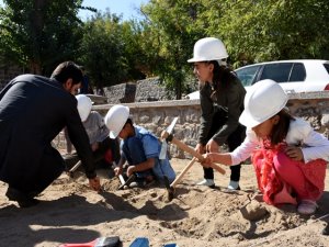 Minik eller "arkeolojik kazı" ile tanışıyor