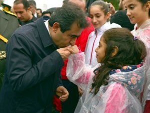 Diyarbakır Valisi, çelenk sunma töreninde kız öğrencinin elini öptü