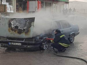 Seyir halindeki otomobil yandı