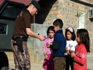 Özel harekat polislerinden çocuklara "özel" ilgi