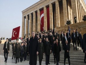 Atatürk, Anıtkabir'de devlet töreniyle anıldı