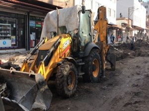 Yol yapımında kullanılan iş makinesine molotof kokteyli saldırı