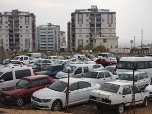 Yediemin otoparkı hurda araçlarla doldu