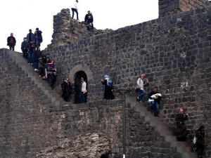 Yasaklı bölgede selfie için engel tanımıyorlar