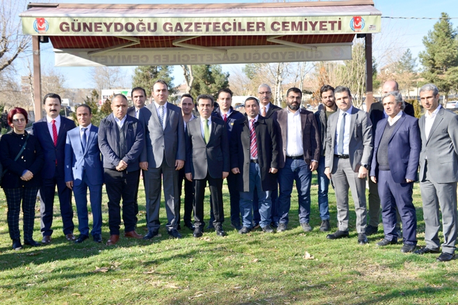 Vali Güzeloğlu gazetecilerle bir araya geldi