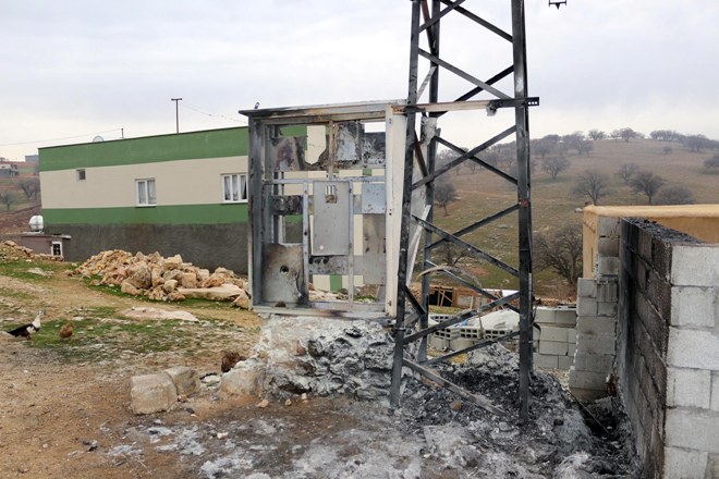 DEDAŞ: Vatandaşın 'sahte sigorta' taktığı trafo böyle yandı