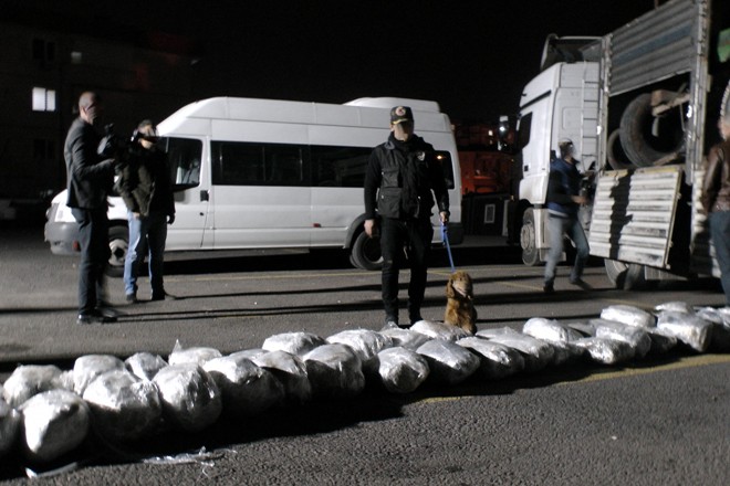 1 ton 30 kilogram uyuşturucu sergilendi