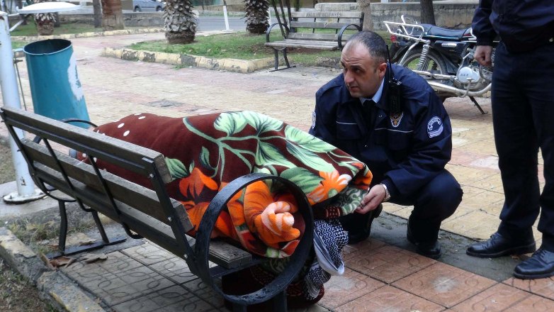 Yardımı kabul etmedi, parkta yağmur altında uyudu