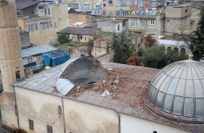 Roketin isabet ettiği üç asırlık cami