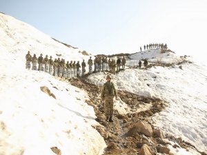 Halkın direnişi çatışmayı durdurdu, askerler geri çekildi