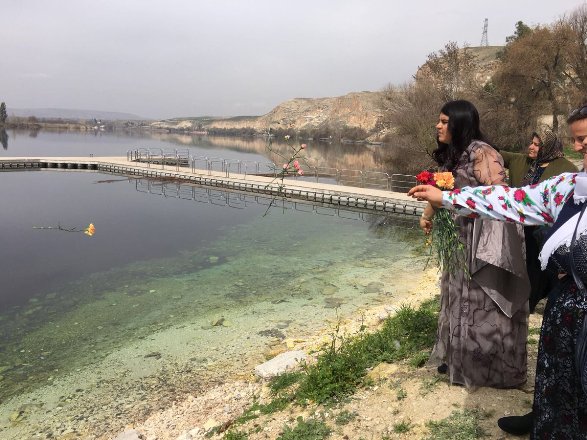 HDP'li Öcalan, Fırat Nehri'ne karanfil attı