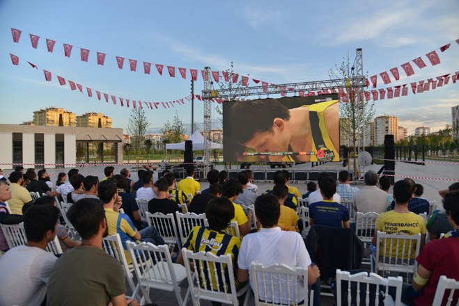 Fenerbahçe'nin final yürüyüşü dev ekrandan izlendi