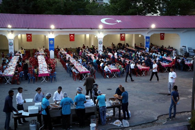 Belediyeden her gün 500 kişiye iftar