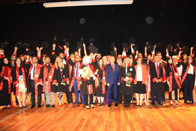 Dicle üniversitesi Eczacılık Fakültesi ilk mezunlarını verdi