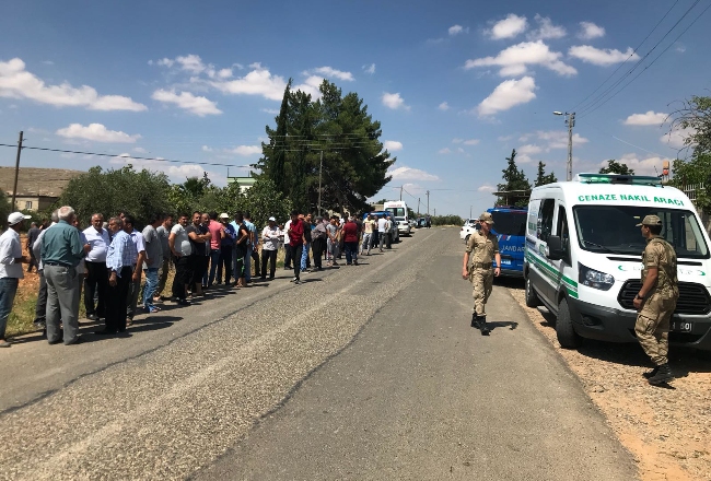 Eşini, kayınpederi ve kayınvalidesini öldürüp, kızını alarak kaçtı