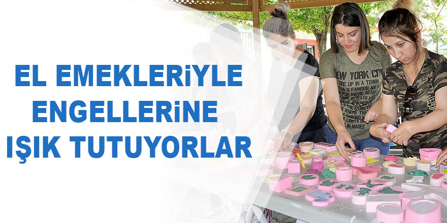 El emeğini satarak engellerine ışık tutuyorlar