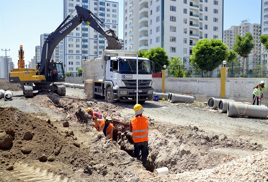 DİSKİ kent merkezinde yağmursuyu şebekeleri döşüyor