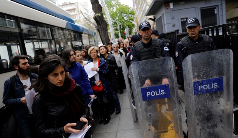 The Guardian: Türkiye'de boğucu korku iklimi sürüyor