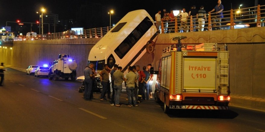 El Frenini Çekmeyi Unutunca Minibüsü Alt Geçide Uçtu