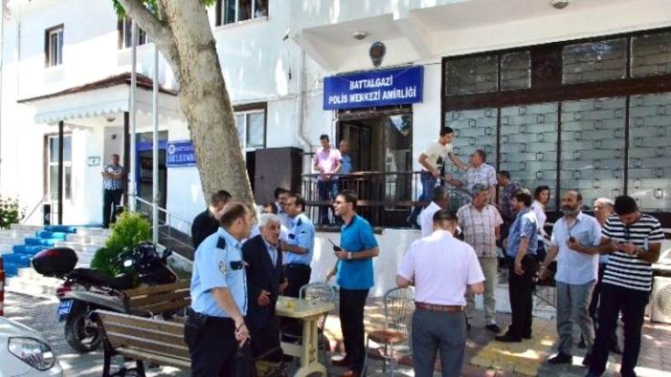 Karakolda polis polisin boğazını keserek öldürdü