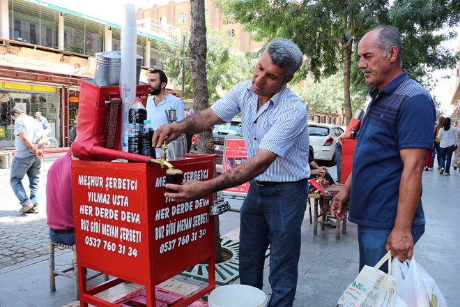 Sıcaklara meyan şerbeti ile meydan okuyorlar