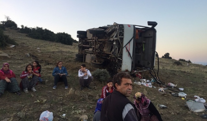 Tarım işçilerini taşıyan servis devrildi: 26 yaralı