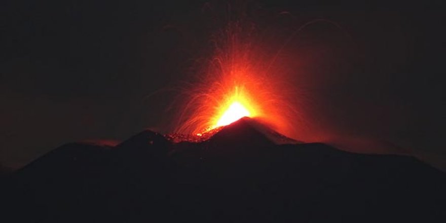 Etna Yanardağı yeniden faaliyete geçti