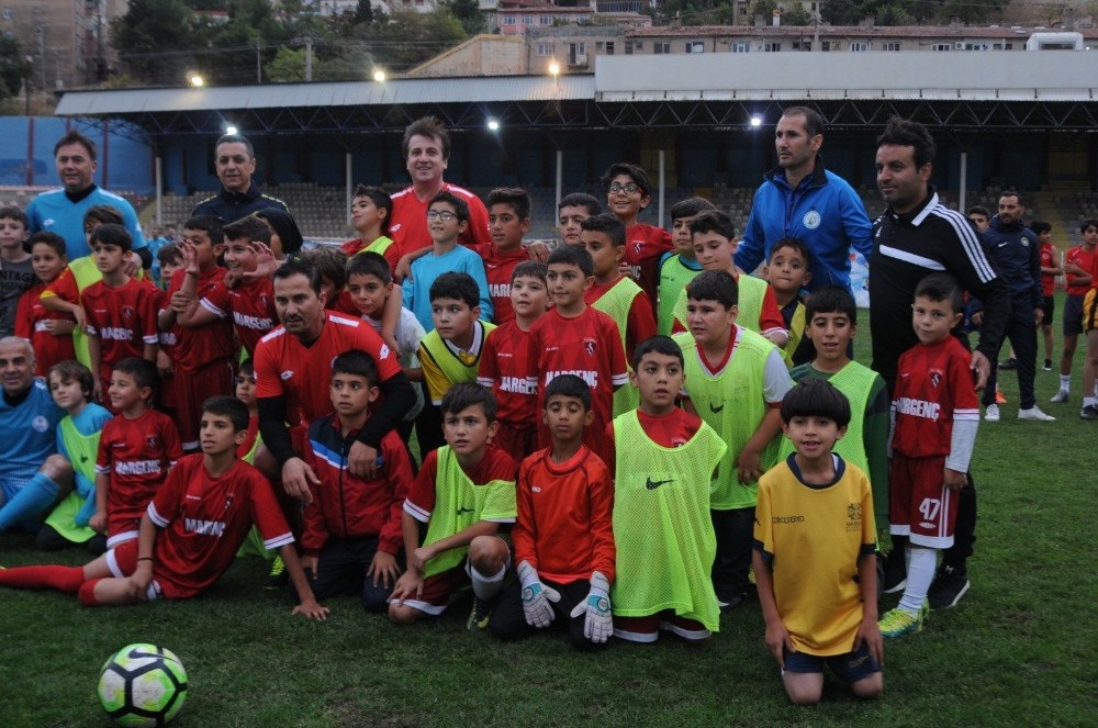 Futbol'un efsaneleri Mardinli gençlerle sahaya çıktı