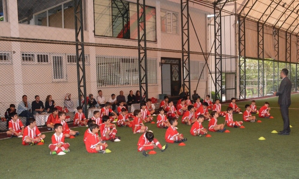 Diyarbakır’da Minik Futbolculara Seminer