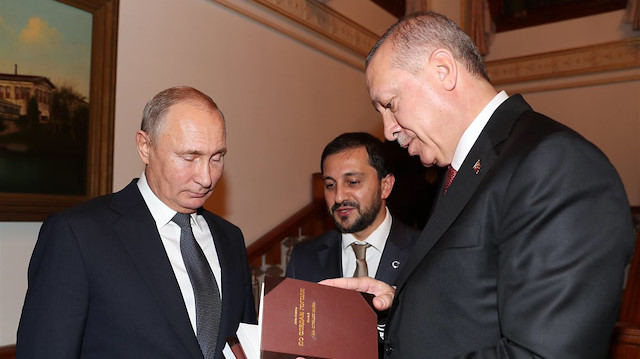 VİDEO- Cumhurbaşkanı Erdoğan Putin'e Kitap Hediye Etti