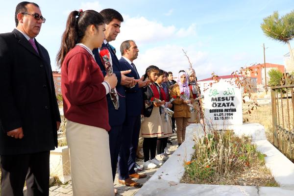 Van'da Deprem Şehidi Öğretmenler Unutulmadı