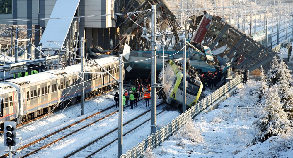 VİDEO- Tren Kazasında Enkaz Kaldırıldı, dehşet verici görüntüler