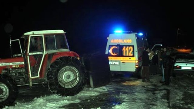 Hamile kadın ambulansa traktörle taşındı