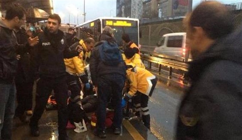 İstanbul'da metrobüün çarptığı yolcu hayatını kaybetti