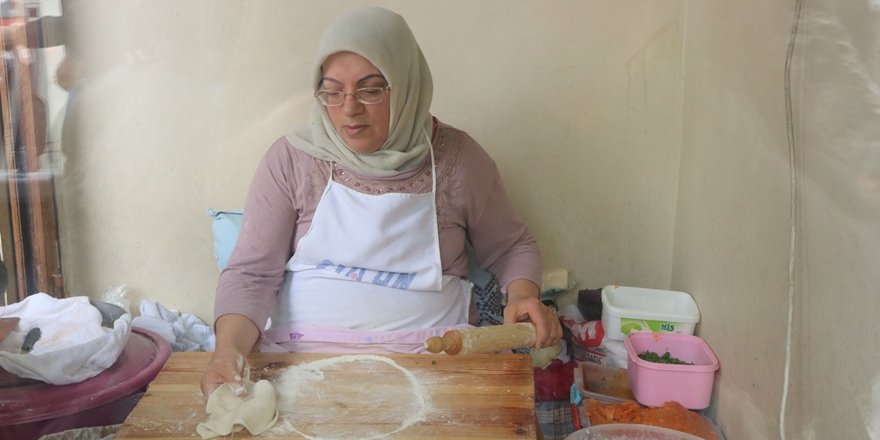 Oklavasını hamur tahtasını alıp dükkanını açtı