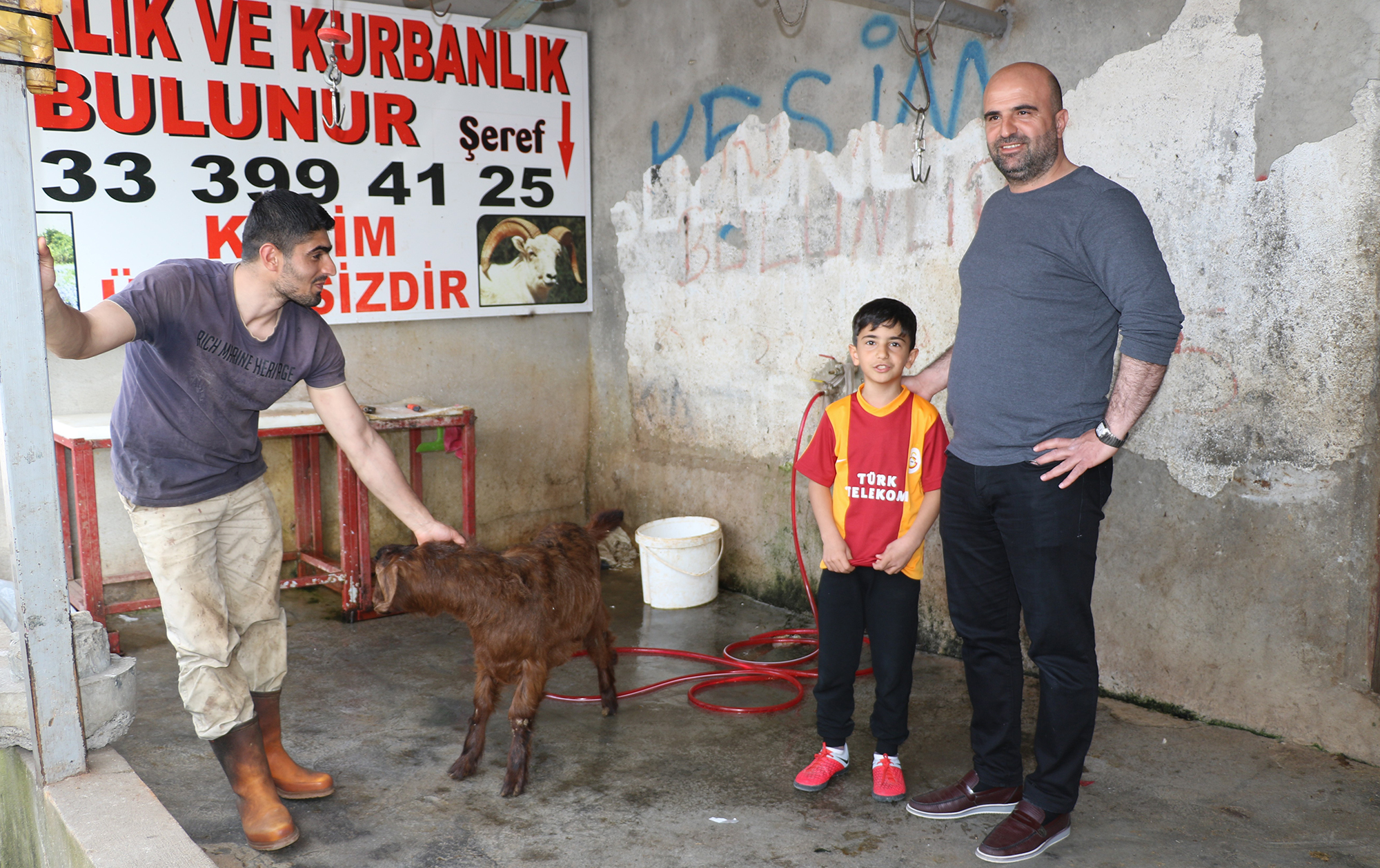 Diyarbakırlı baba ve oğlu Galatasaray için kurban kesti