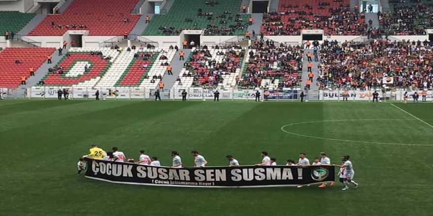 Amedspor’dan ‘Çocuklar susar, sen susma’ pankartı