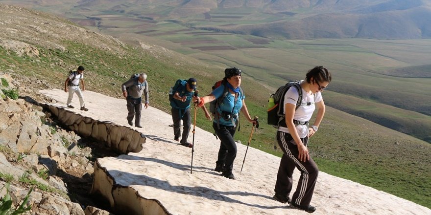 Dağcılar, 3395 rakımlı Vivara Dağı’nda zirve yaptılar