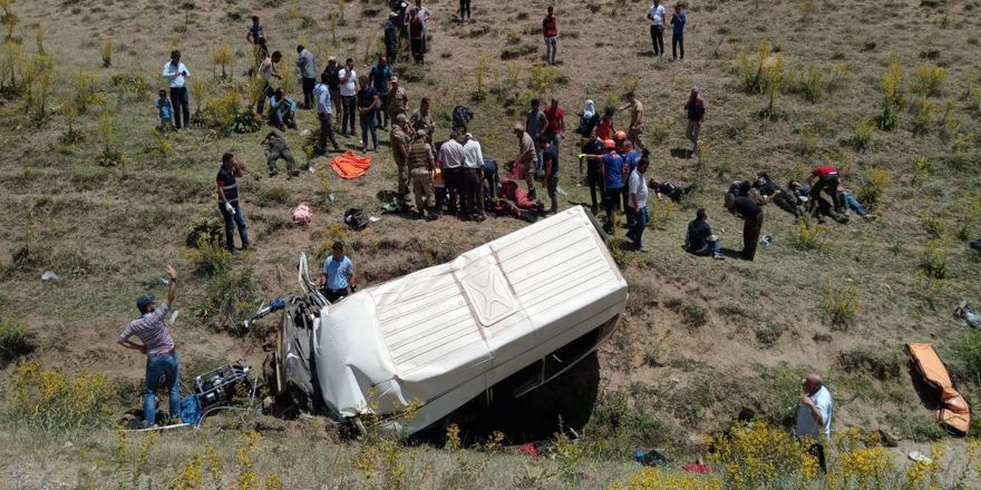 Minibüs takla attı: 10 ölü, 25 yaralı