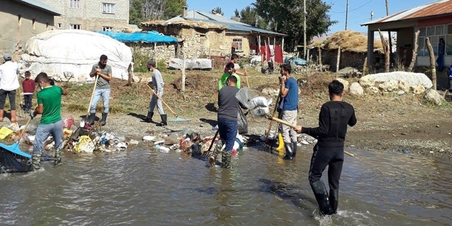 Köyün gençlerinden örnek davranış