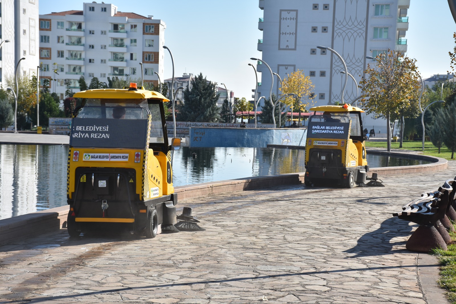 BAĞLAR PARKLARINDA ÇEVRECİ ARAÇLARLA TEMİZLİK DÖNEMİ