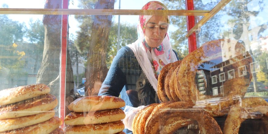 VİDEO - Simit satarak çocuklarını okutan annenin dramı