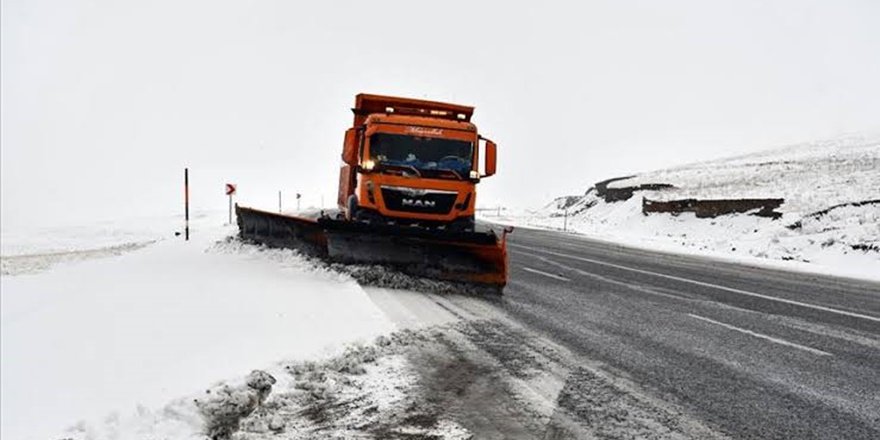 Van’da kar yolları kapadı