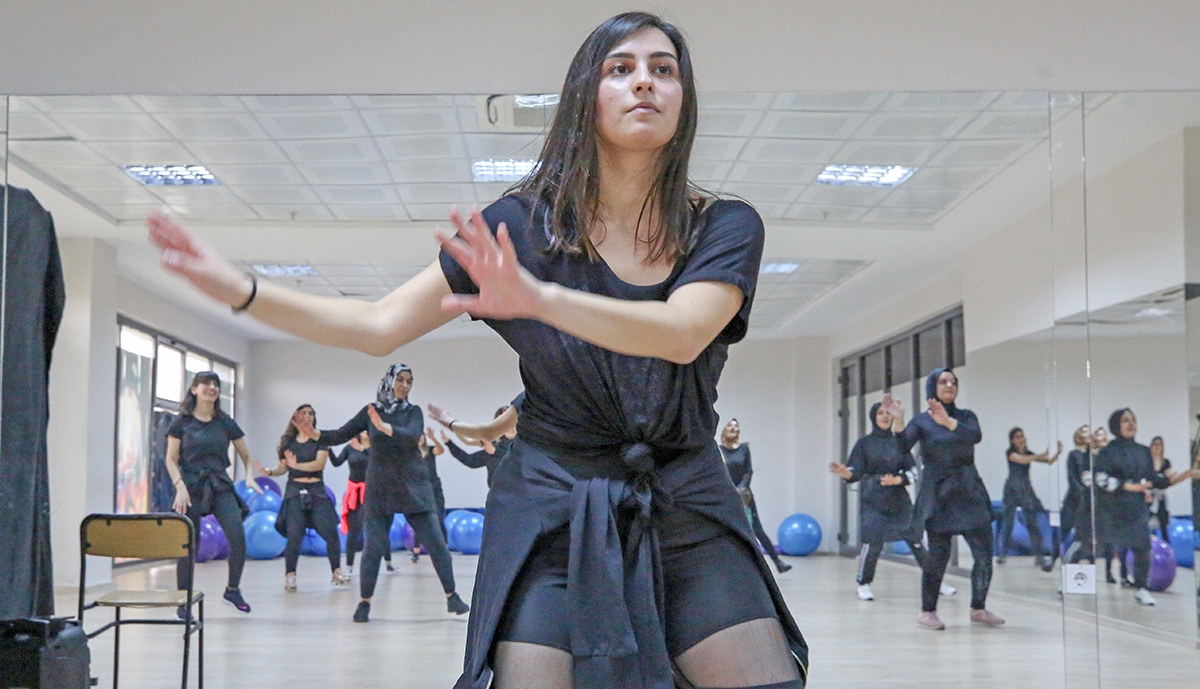 Diyarbakırlı kadınlar zumba ve halayla zayıflıyor