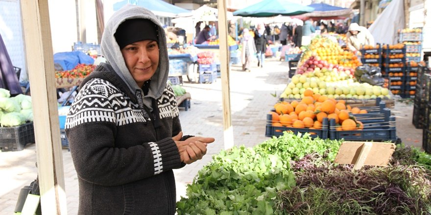 Mardin’de 4 yaşındaki çocuğuyla pazarda sebze satan annenin ekmek kavgası