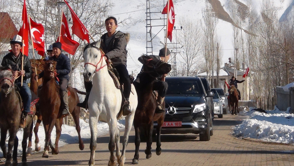 Kayyuma atlı karşılama