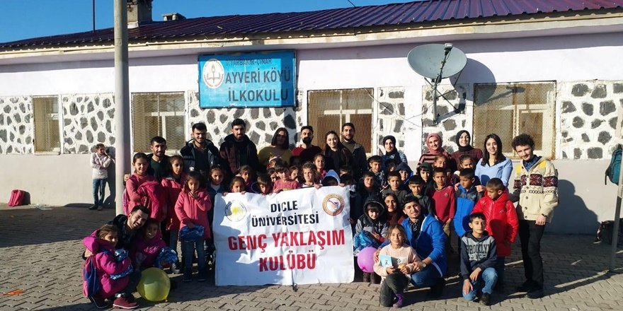 Üniversite öğrencileri köy okullarındaki minik öğrencileri sevindirdi