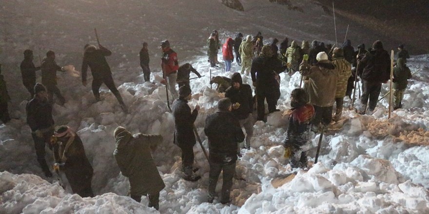 Çığ bölgesinde arama kurtarma çalışmaları yeniden başlatıldı