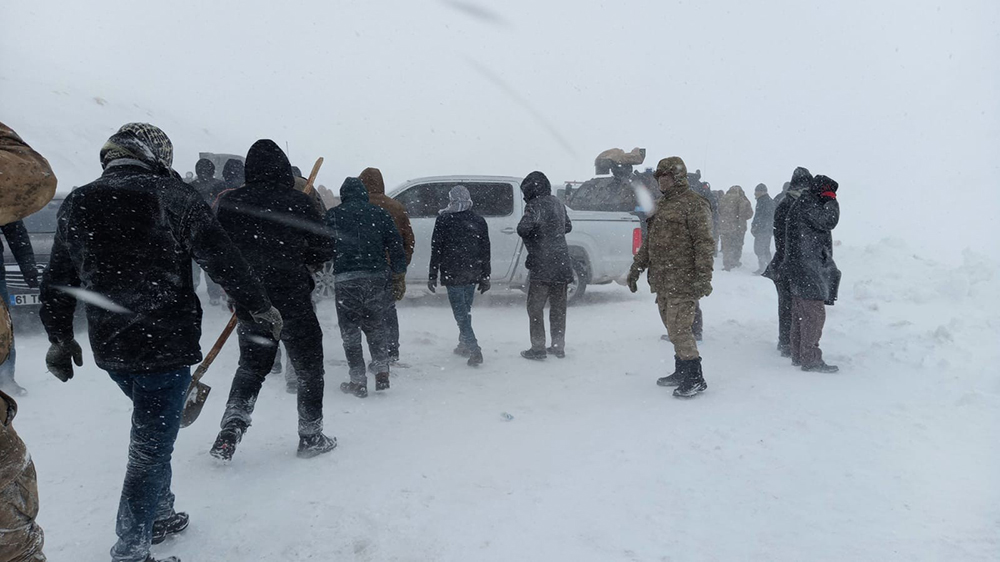 Van’da arama yapan ekiplerin üzerine çığ düştü, yaralılar var